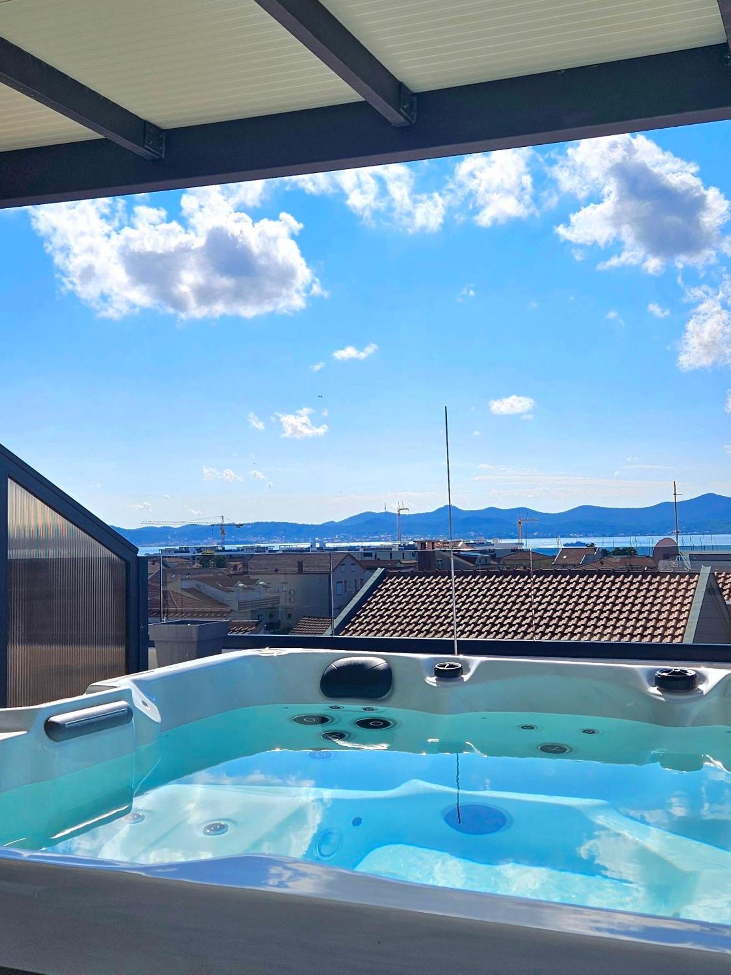 Azzurro Apartment - With Private Rooftop Jacuzzi Задар Экстерьер фото